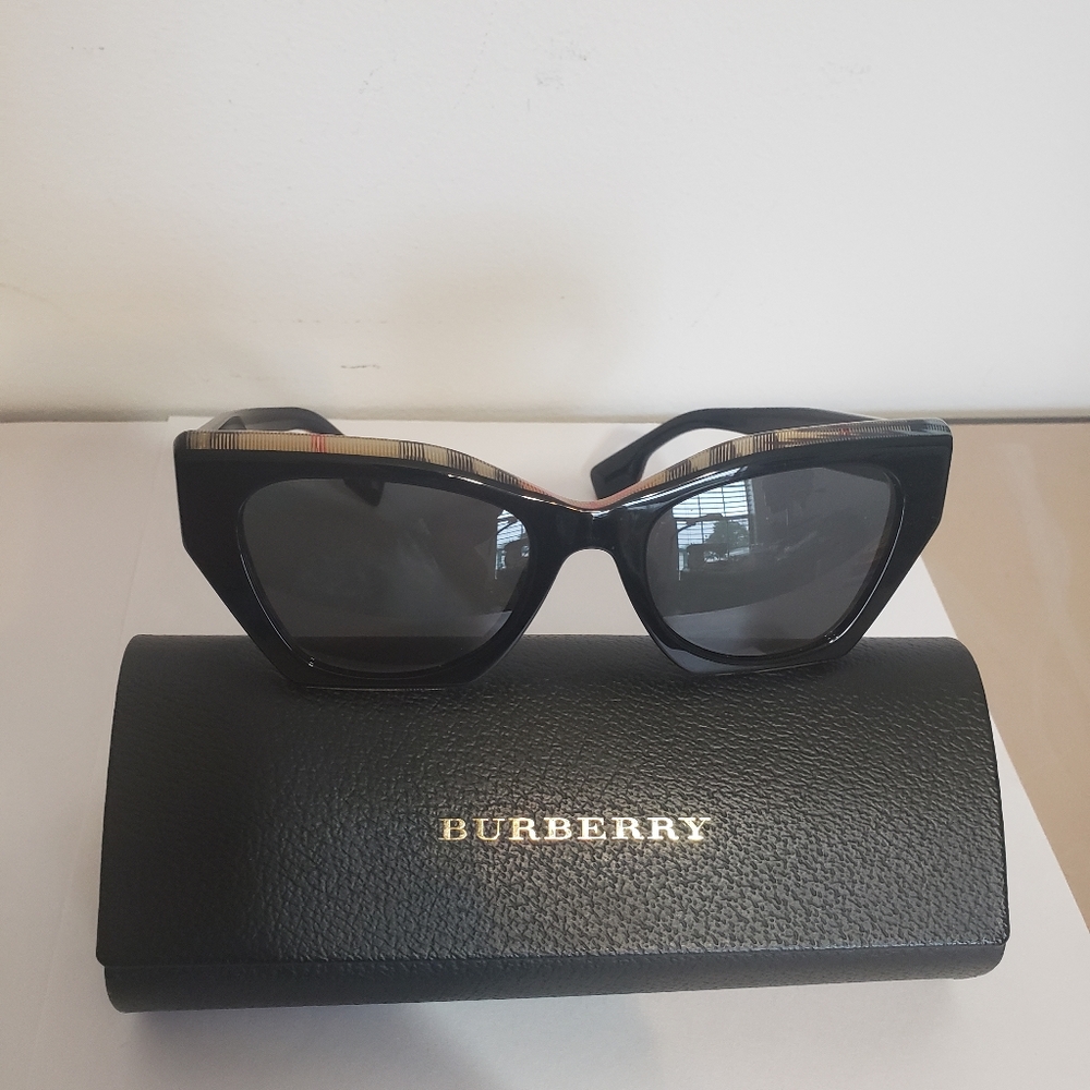 AUTHENTIC BURBERRY SUNGLASSES Worn a few times GREAT CONDITION  75.00